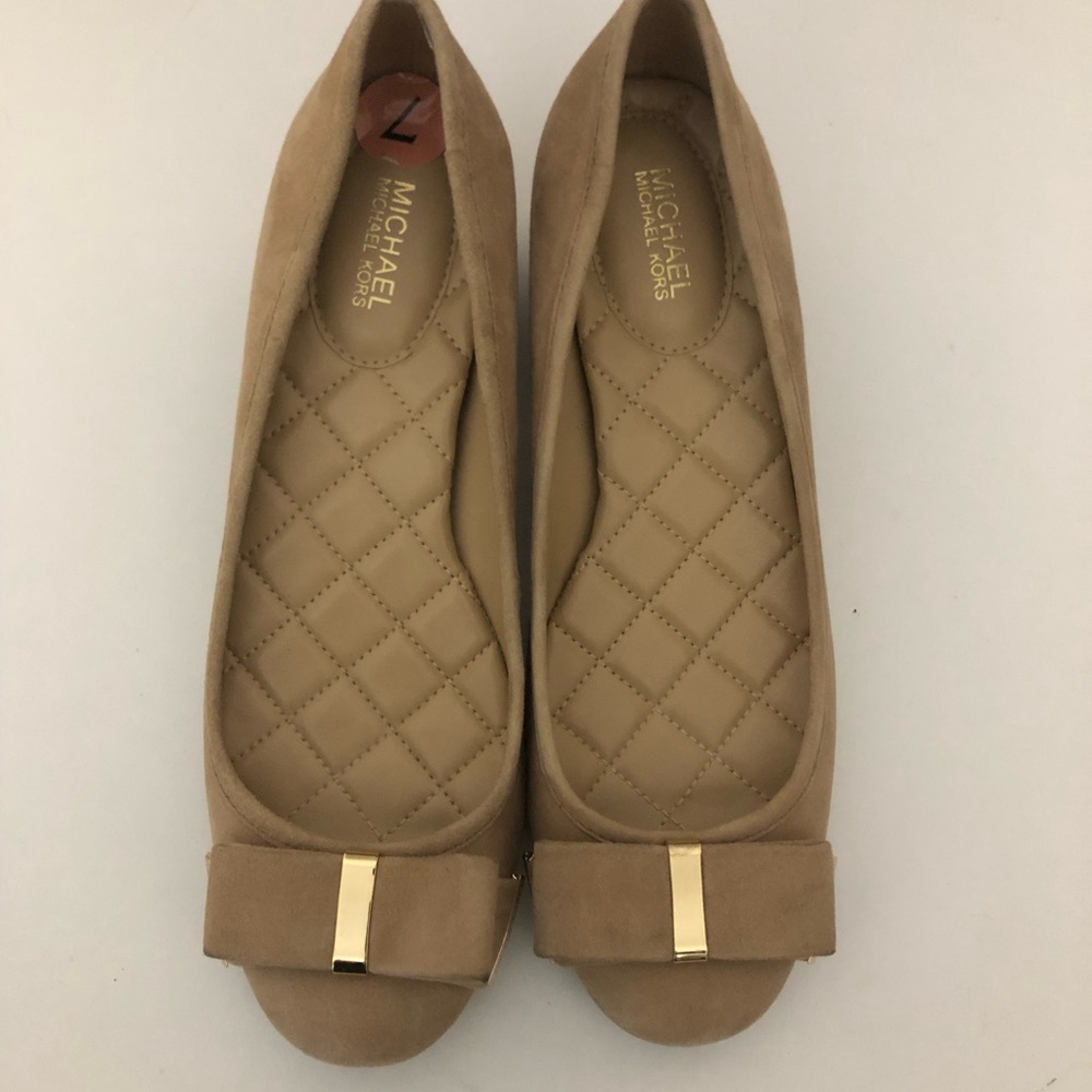 Michael Kors Beige Tan Suede Heels With Gold Hardware Bow Accent Women’s Size 7